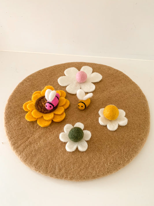 Bee + Flower play set
